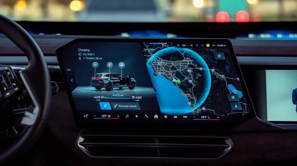 Ecranul central al BMW iX5 în timpul încărcării