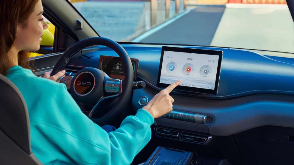 Interiorul BYD Dolphin Surf, cu ecranul central rotativ