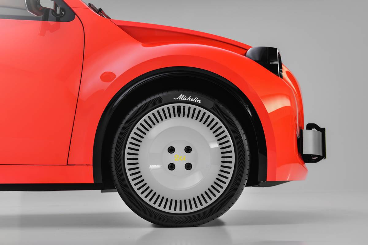 Wheel of the Citroën 2CV electric concept with aero cover