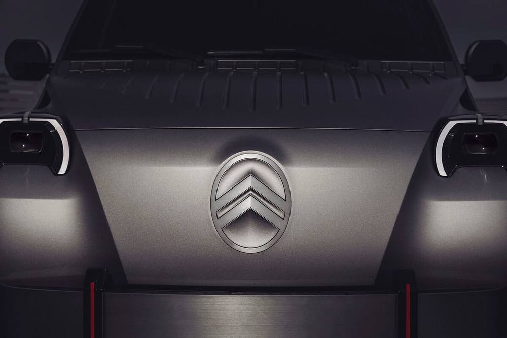 Front detail of the Citroën 2 CV Fourgonnette Concept with illuminated Citroën badge