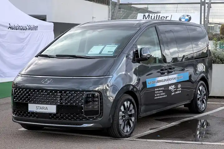 Grey Hyundai STARIA, front three-quarter view on a street in Leonberg, Germany