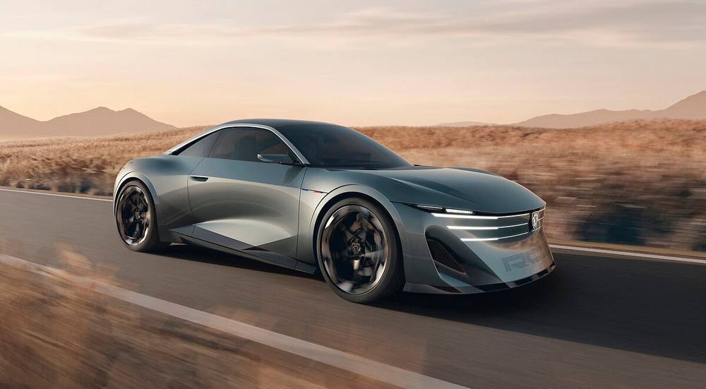 Peugeot RCZ Vision gri în mișcare pe un drum de câmpie