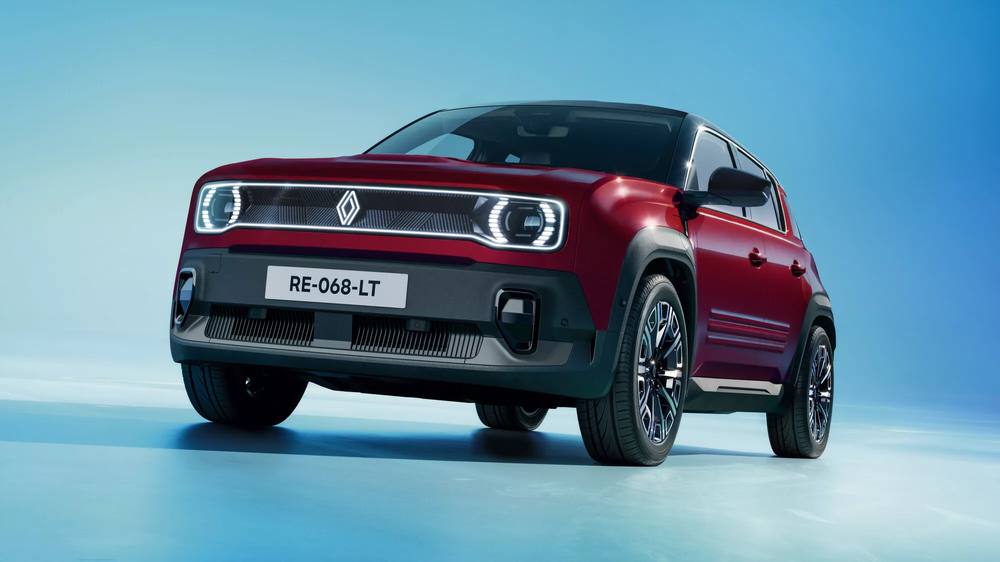 Renault 4 E-Tech electric roșu, văzut din față, pe fundal albastru
