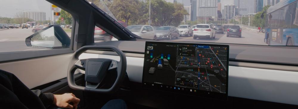 Tesla Cybertruck cu FSD (Supervised) în trafic urban, văzut din habitaclu