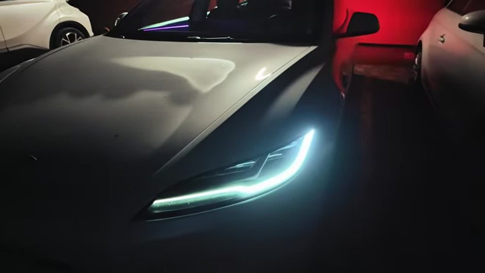 Andrei râzând în Tesla, seara, în timp ce testează Modul Halloween