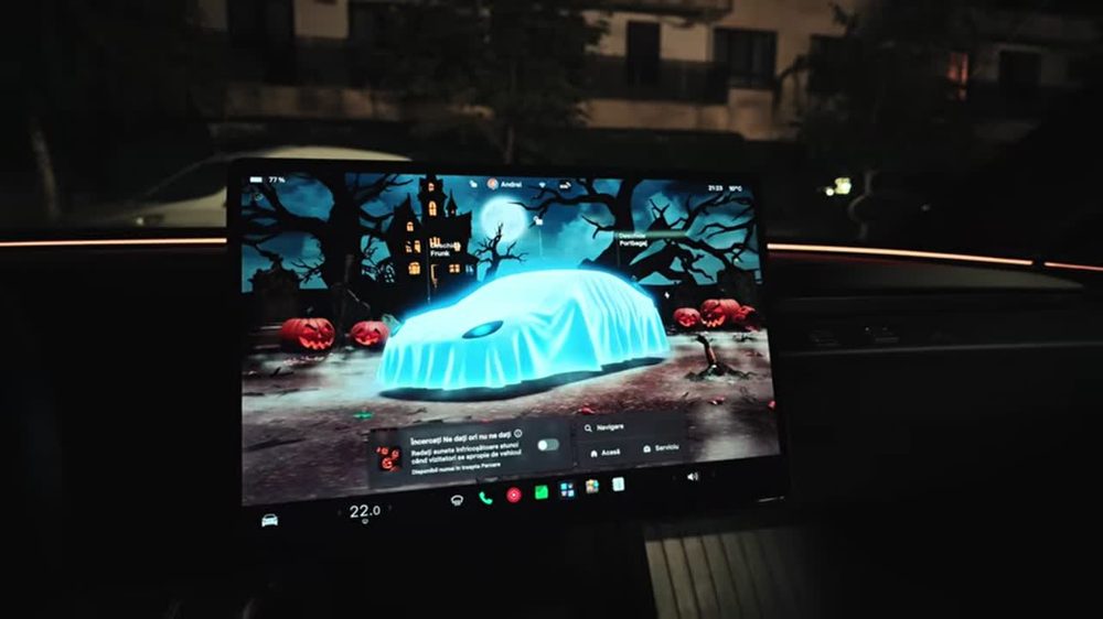 Meniul Mod Halloween pe ecranul Tesla, cu opțiunile Costum de fantomă și Trick or Treat