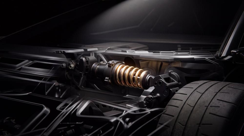 Suspensia spate și zona motoarelor Tesla Roadster, cu amortizorul auriu și anvelopa lată