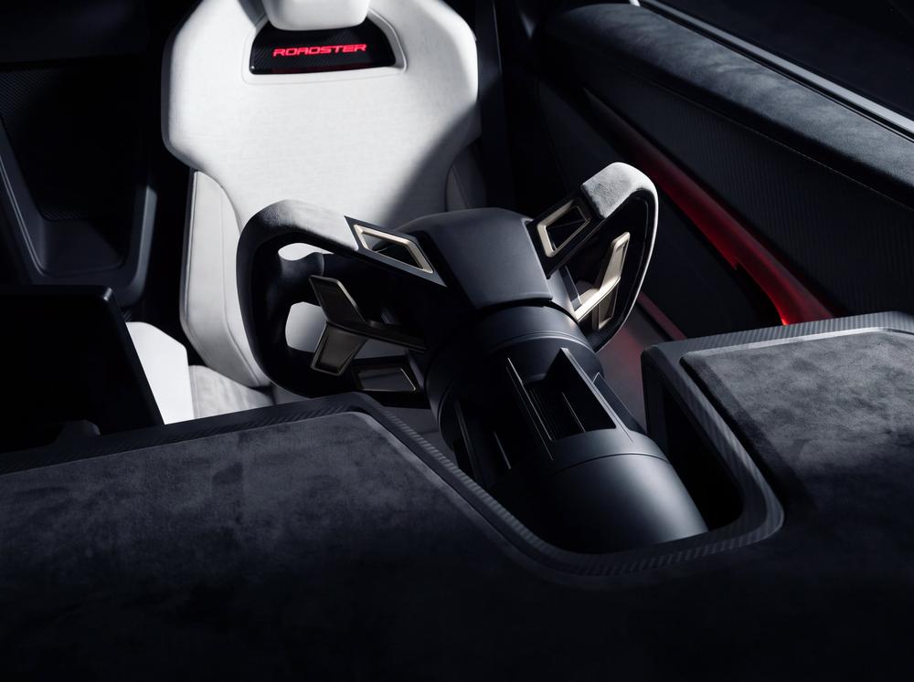 Volanul yoke și scaunul sport din interiorul alb al Tesla Roadster