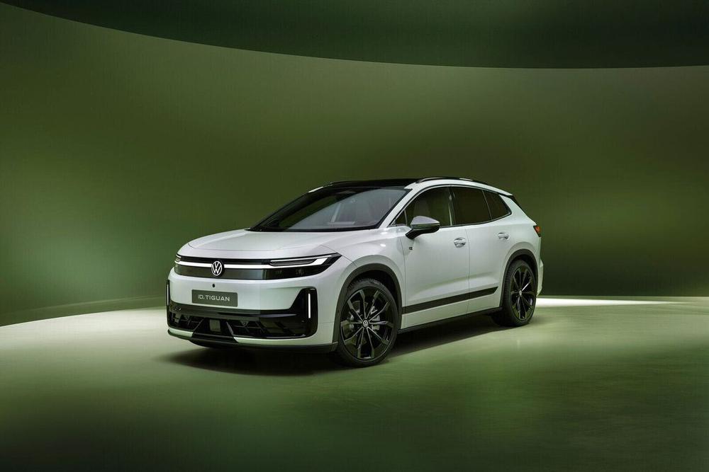 VW ID. Tiguan alb cu jante negre, văzut din față-lateral, în studio
