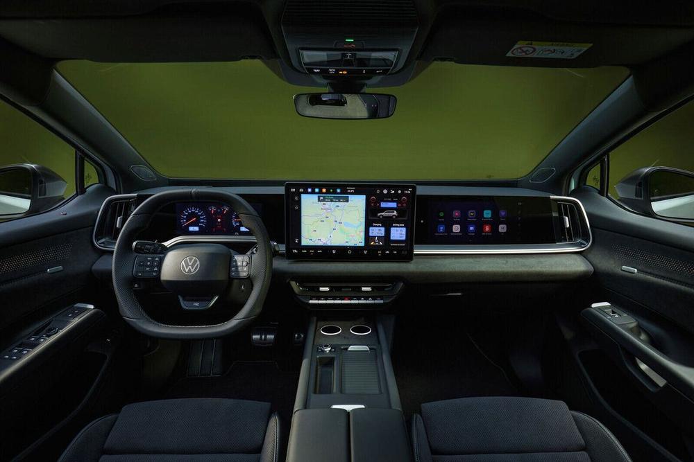 Bordul VW ID. Tiguan cu Digital Cockpit în stil retro Golf IV, ecranul central de 15 inch și ecranul pentru pasager