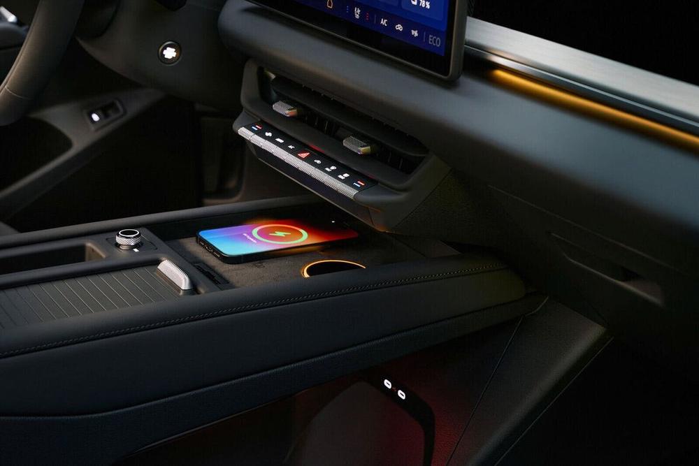 Consola centrală VW ID. Tiguan cu încărcător wireless Qi2, butoane fizice pentru climatizare și lumină ambientală