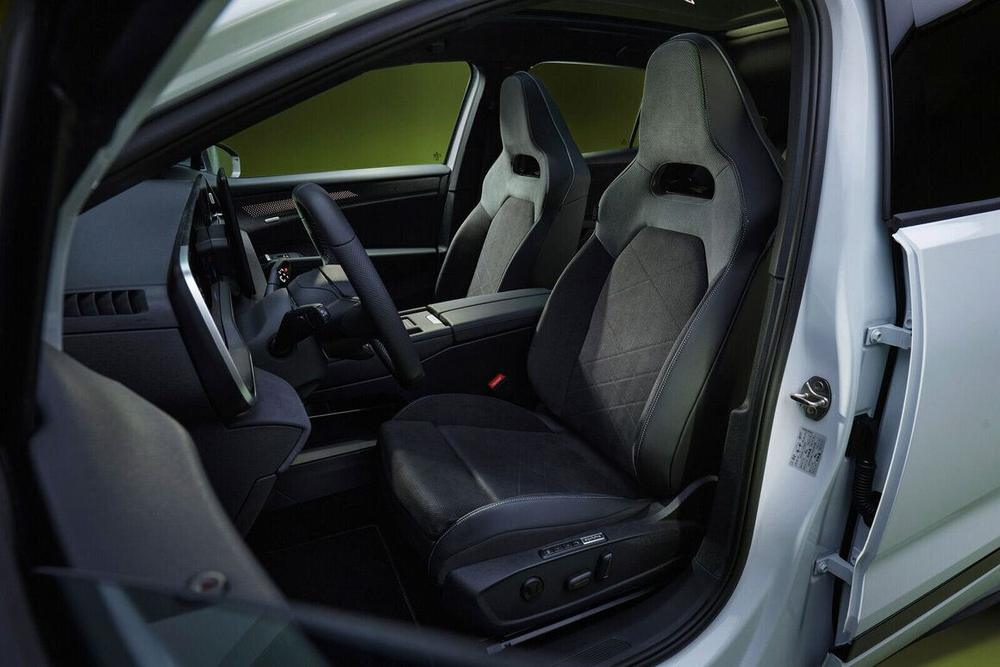 Scaunele sport față din VW ID. Tiguan, din microfibră și piele, cu tetieră integrată