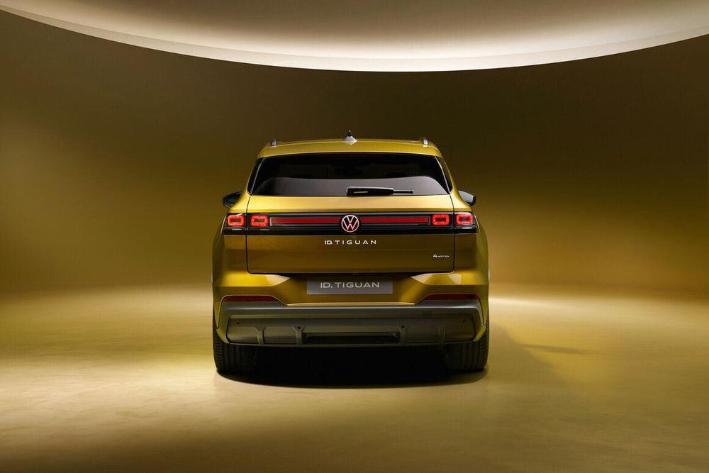 Spatele noului VW ID. Tiguan auriu, cu bara de lumini continuă și sigla 4MOTION