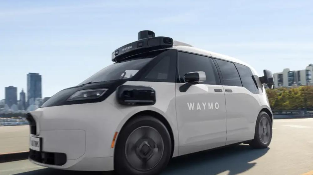 Robotaxi Waymo pe o stradă din oraș