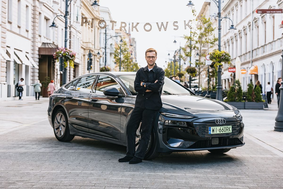 Miko Marczyk lângă Audi A6 Sportback e-tron performance cu care a stabilit recordul Guinness