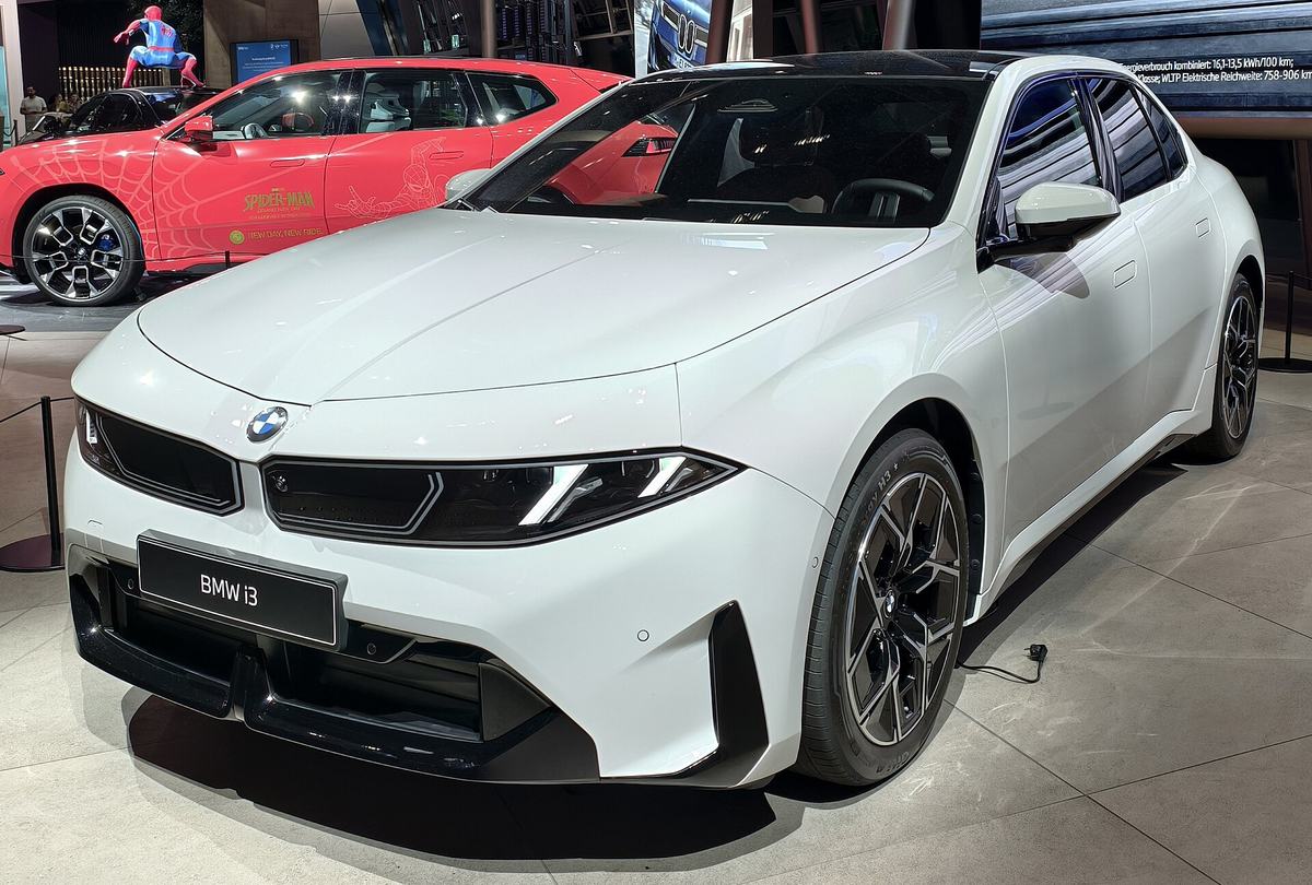 BMW i3 50 xDrive First Edition alb, generația Neue Klasse, expus într-un showroom. Imagine ilustrativă.