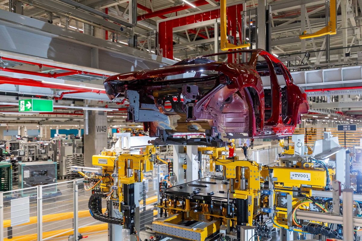 Caroseria unui BMW iX3 pe linia de asamblare a fabricii BMW din Debrecen, Ungaria