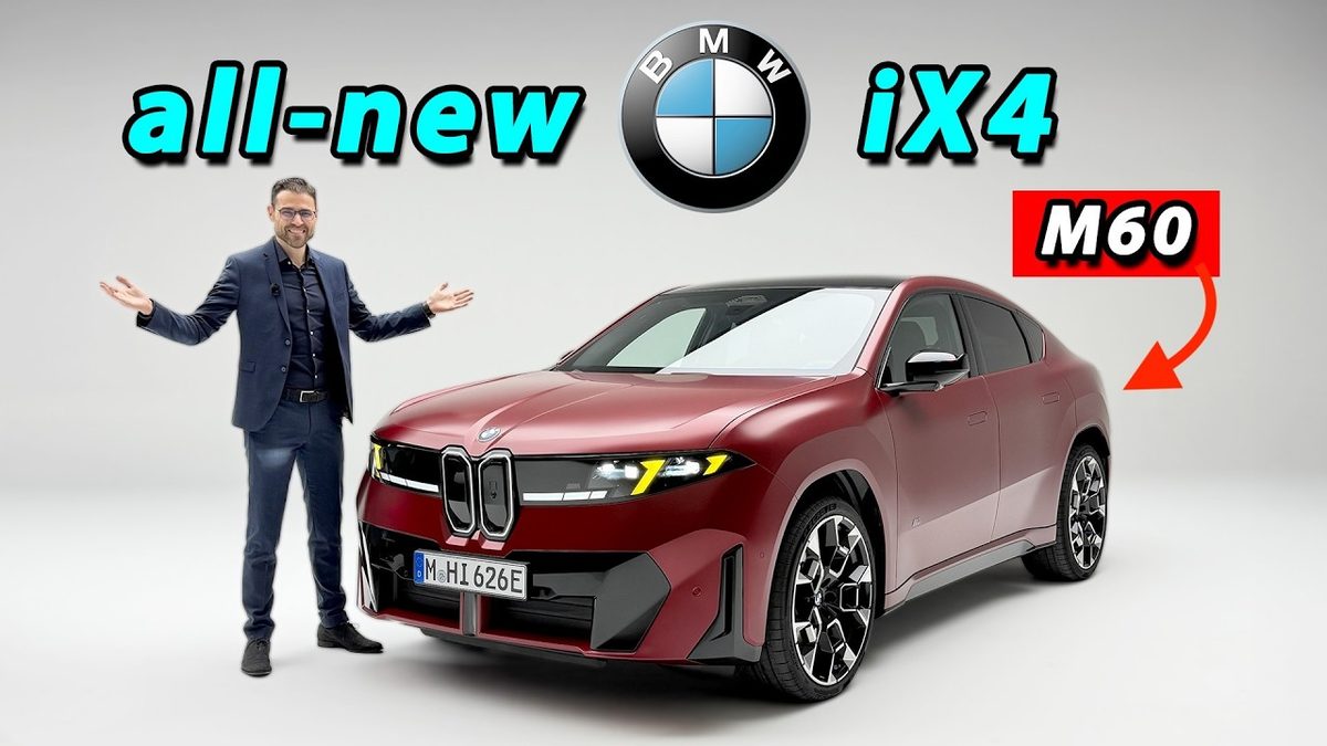 BMW iX4 M60 roșu, în studio, lângă prezentatorul canalului Autogefühl, cu textul „all-new BMW iX4 M60”
