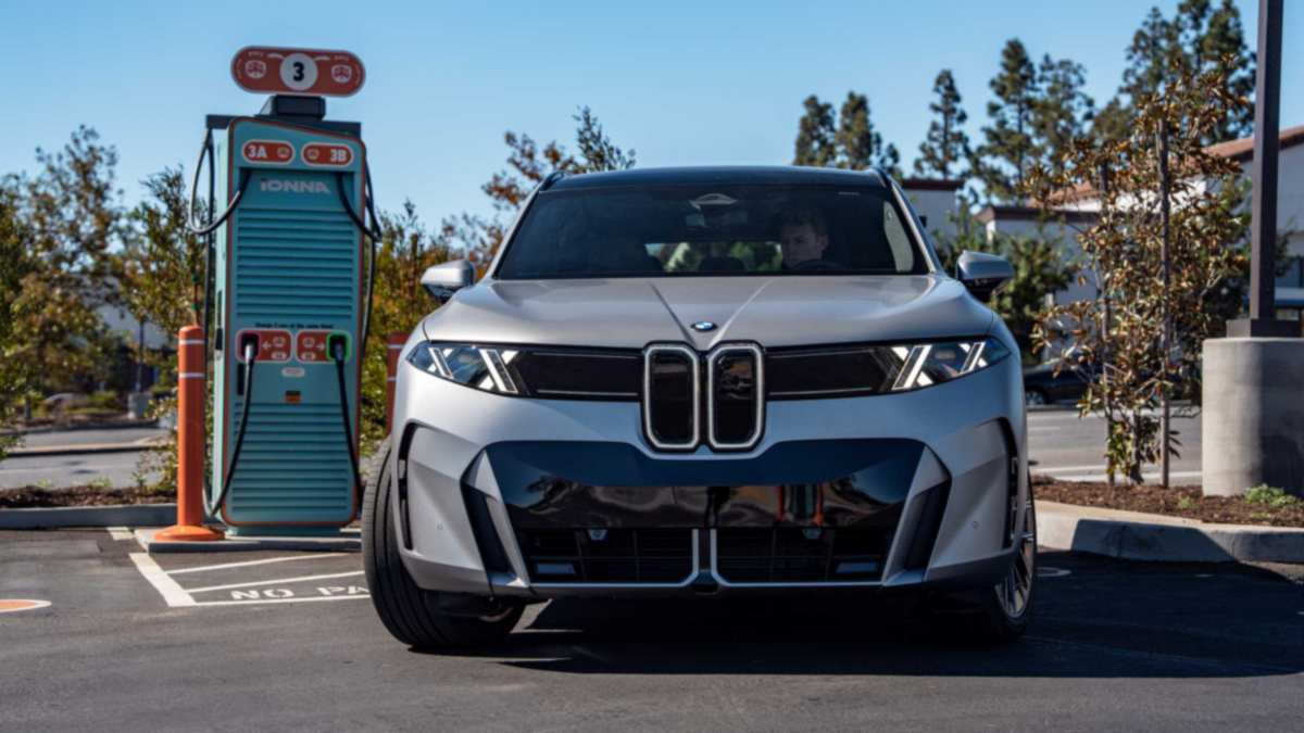 BMW iX5 alb la o stație de încărcare rapidă Alpitronic