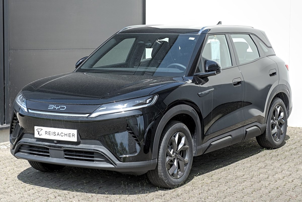 BYD Atto 2 negru, SUV compact electric, fotografiat din față-lateral