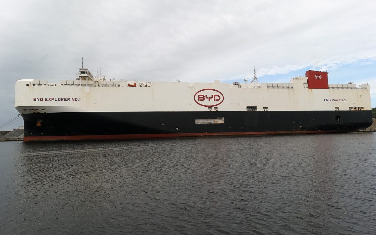 Nava de transport auto BYD Explorer No.1, albă cu negru, cu logo-ul BYD pe lateral