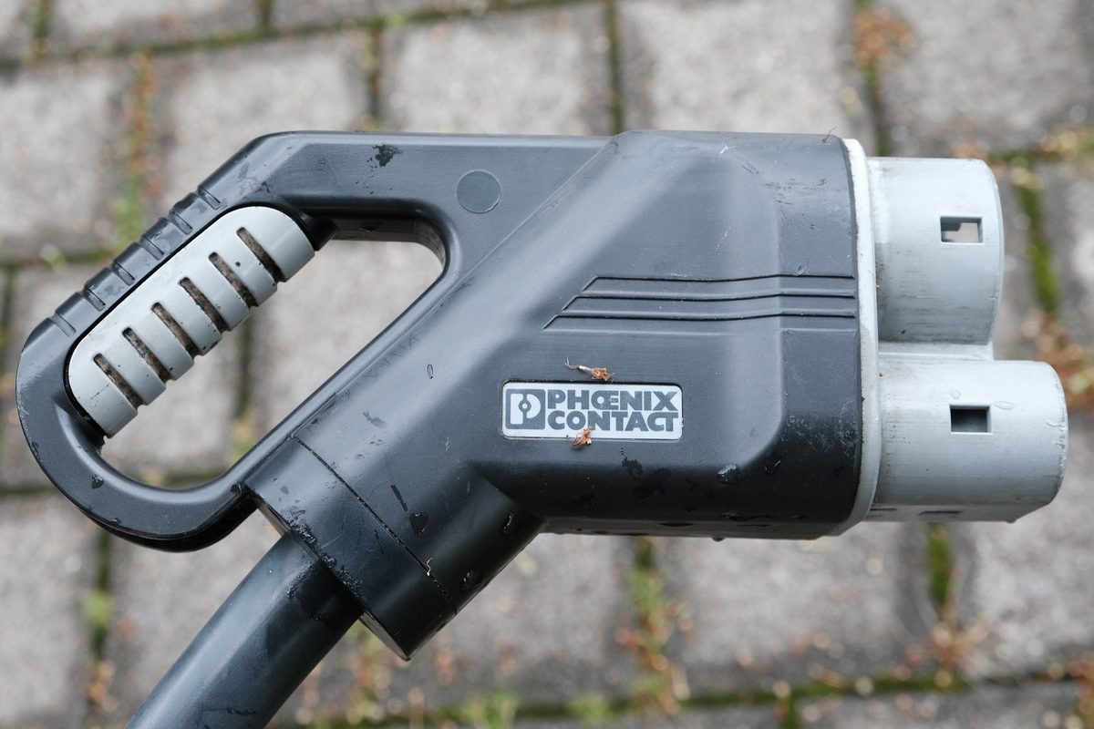 Pistol de încărcare rapidă DC cu conector CCS (Type 2 Combo), văzut din lateral