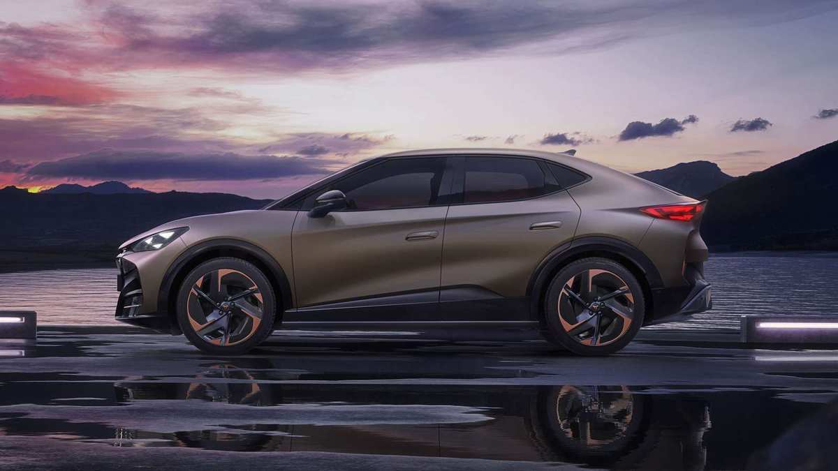 Cupra Tavascan bronz, văzut din lateral pe o suprafață udă, la apus