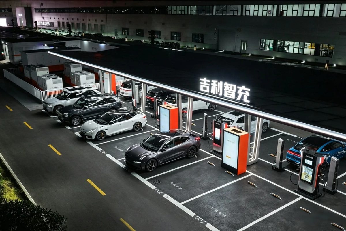 Stație de încărcare ultrarapidă Geely, noaptea, cu mașini Zeekr și Lynk & Co conectate la încărcătoare