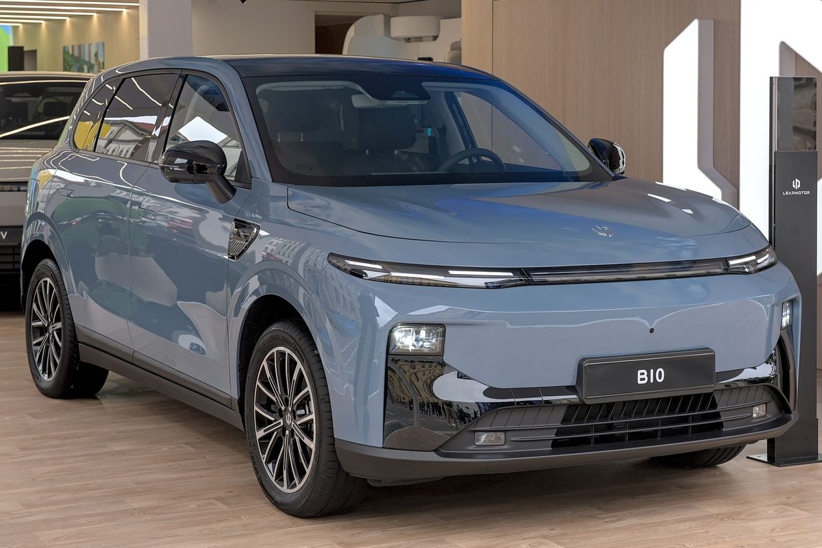 SUV-ul electric Leapmotor B10, albastru-gri, expus la salonul IAA Mobility 2025 de la München