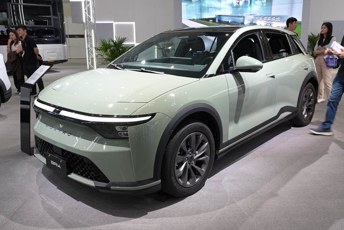 Foxtron Bria verde-gri pe standul de la salonul Taipei AMPA 2026, mașina pe care se bazează Mitsubishi ASX VR-e