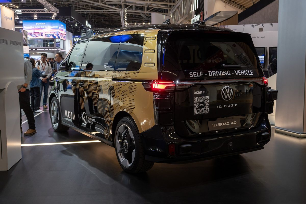 Volkswagen ID. Buzz AD în culorile Moia, auriu cu negru, cu inscripția Self-Driving Vehicle pe hayon, expus la IAA 2025