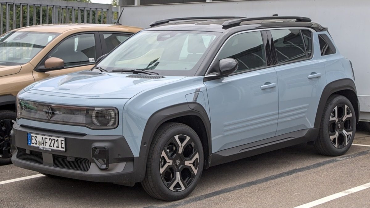 Blue-grey Renault 4 E-Tech Electric with roof rails, parked in Leinfelden-Echterdingen