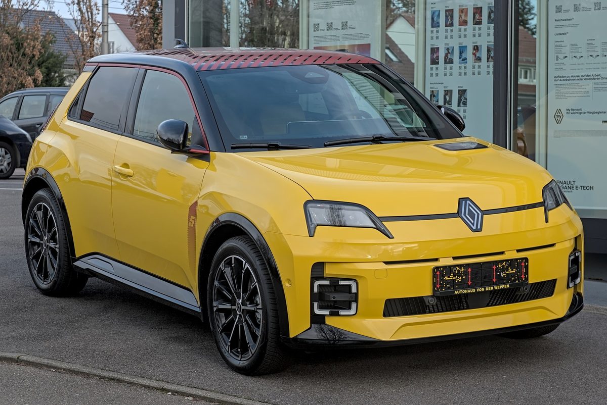 Renault 5 E-Tech Electric galben, parcat pe o stradă