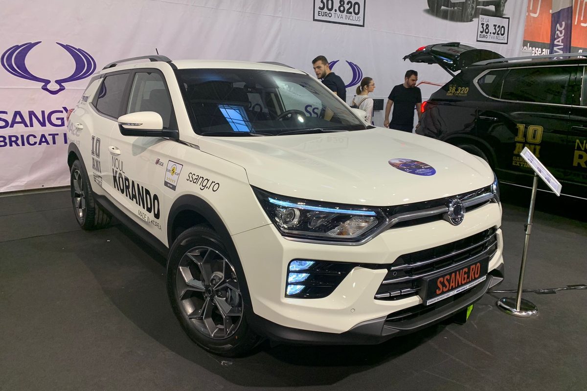 SsangYong Korando alb expus pe un stand la Salonul Auto București 2022