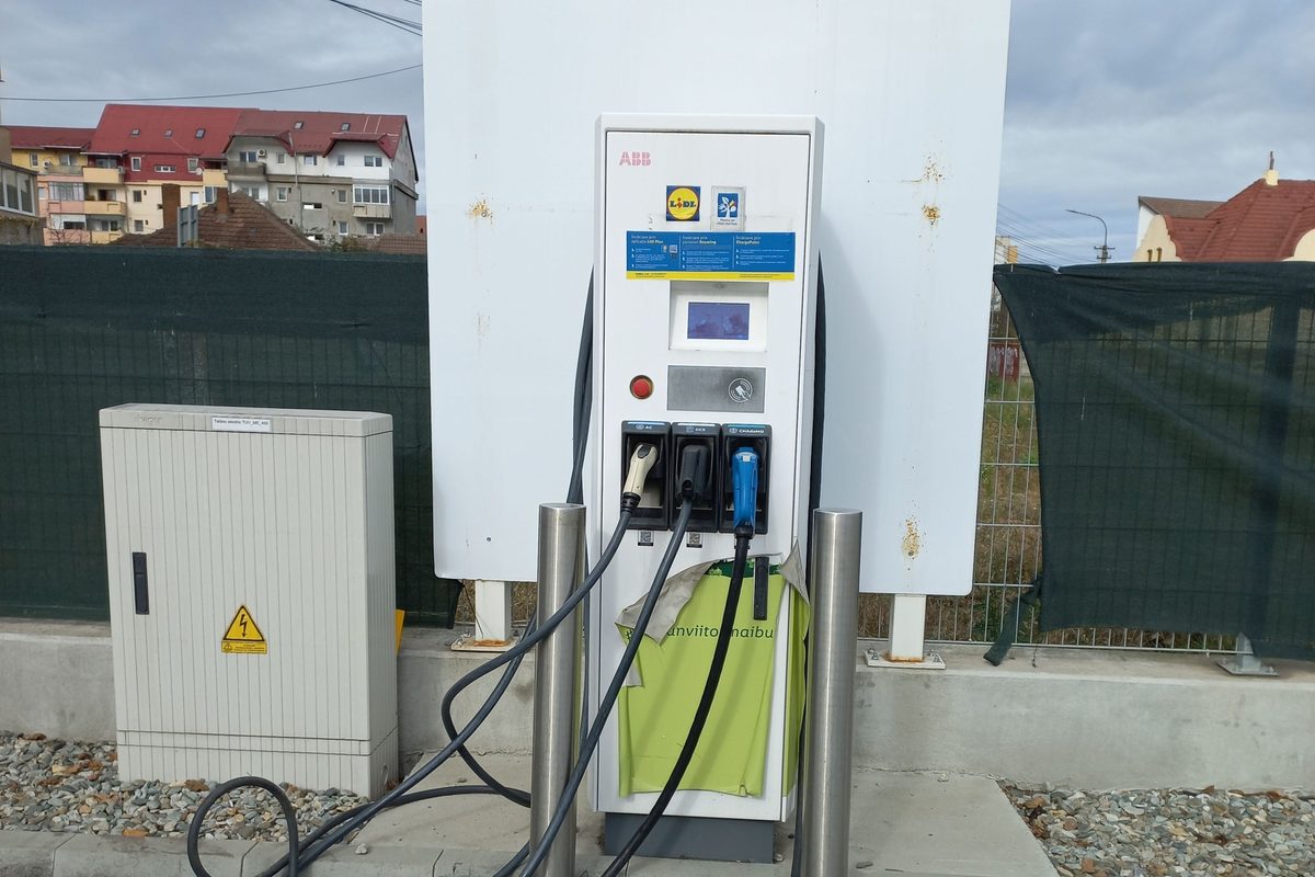 Stație de încărcare rapidă ABB cu cabluri CCS și CHAdeMO în parcarea unui magazin Lidl din Sibiu