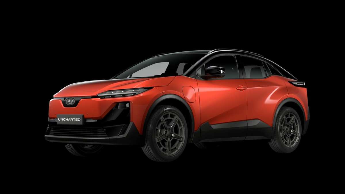 Subaru Uncharted portocaliu cu plafon negru, fotografiat în studio pe fundal negru