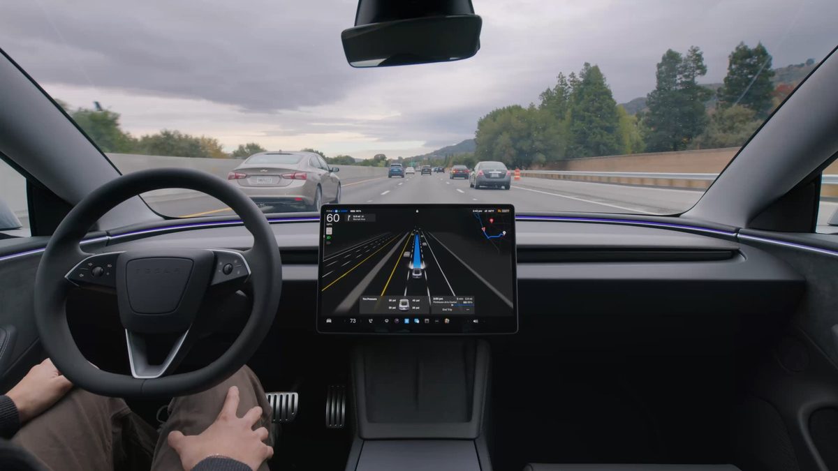 Interiorul unei Tesla, cu ecranul central pornit
