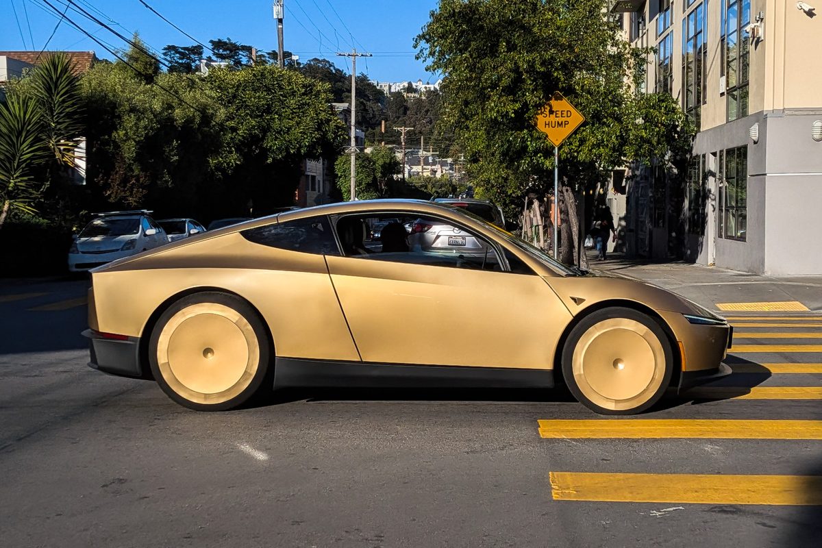 Tesla Cybercab auriu, fără volan, circulând pe o stradă din San Francisco, în iunie 2026