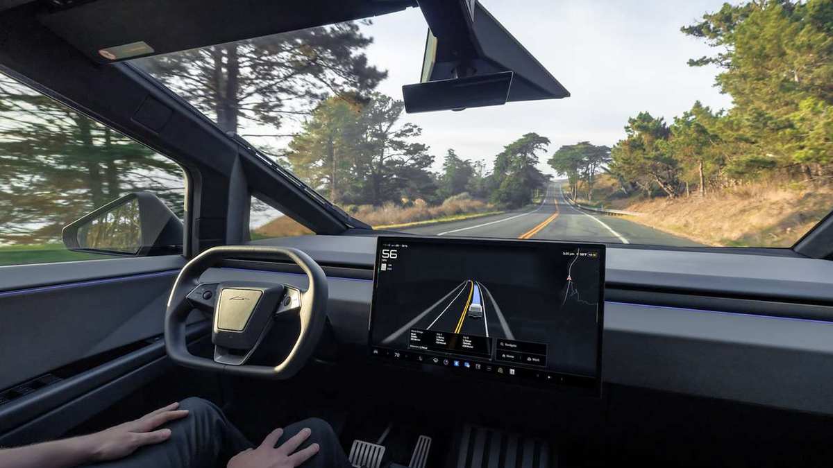 Habitaclul unui Tesla Cybertruck cu FSD (Supervised) activ, cu mâinile șoferului în poală și vizualizarea drumului pe ecranul central
