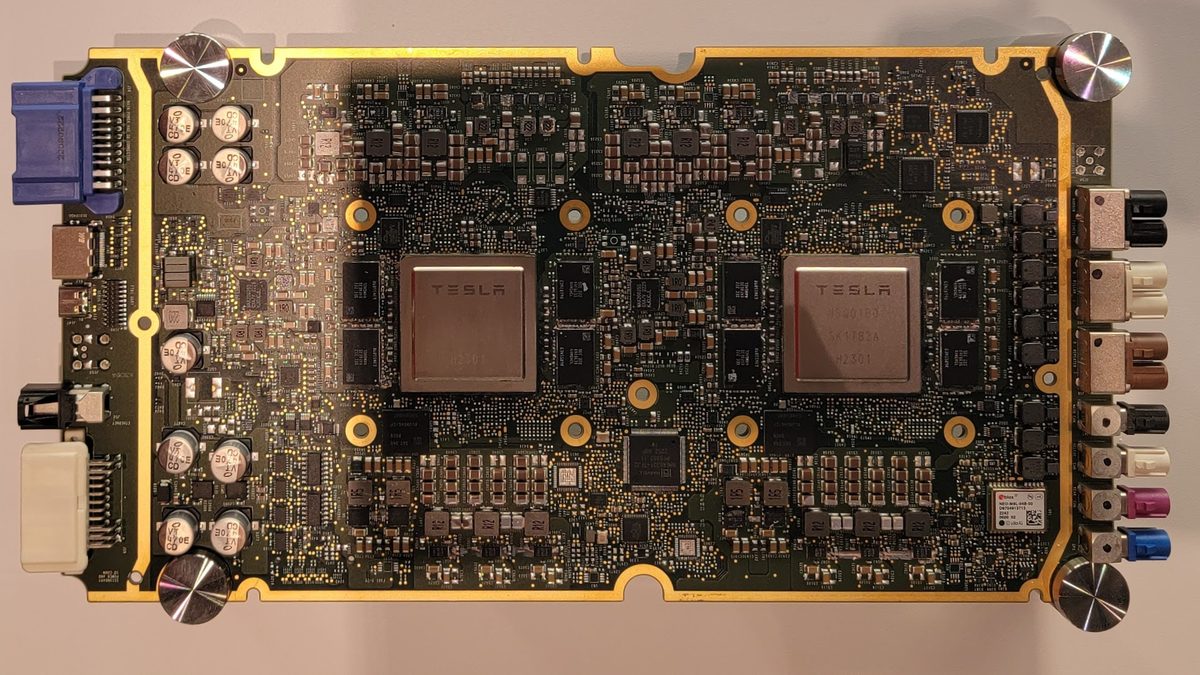 Placa computerului Tesla Full Self-Driving, cu două cipuri marcate Tesla