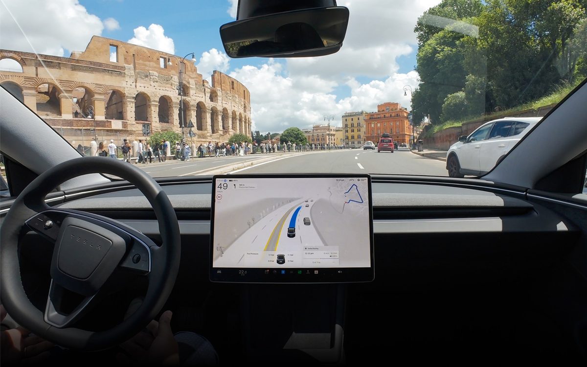 Tesla cu FSD (Supervised) activ pe o stradă din Roma, lângă Colosseum