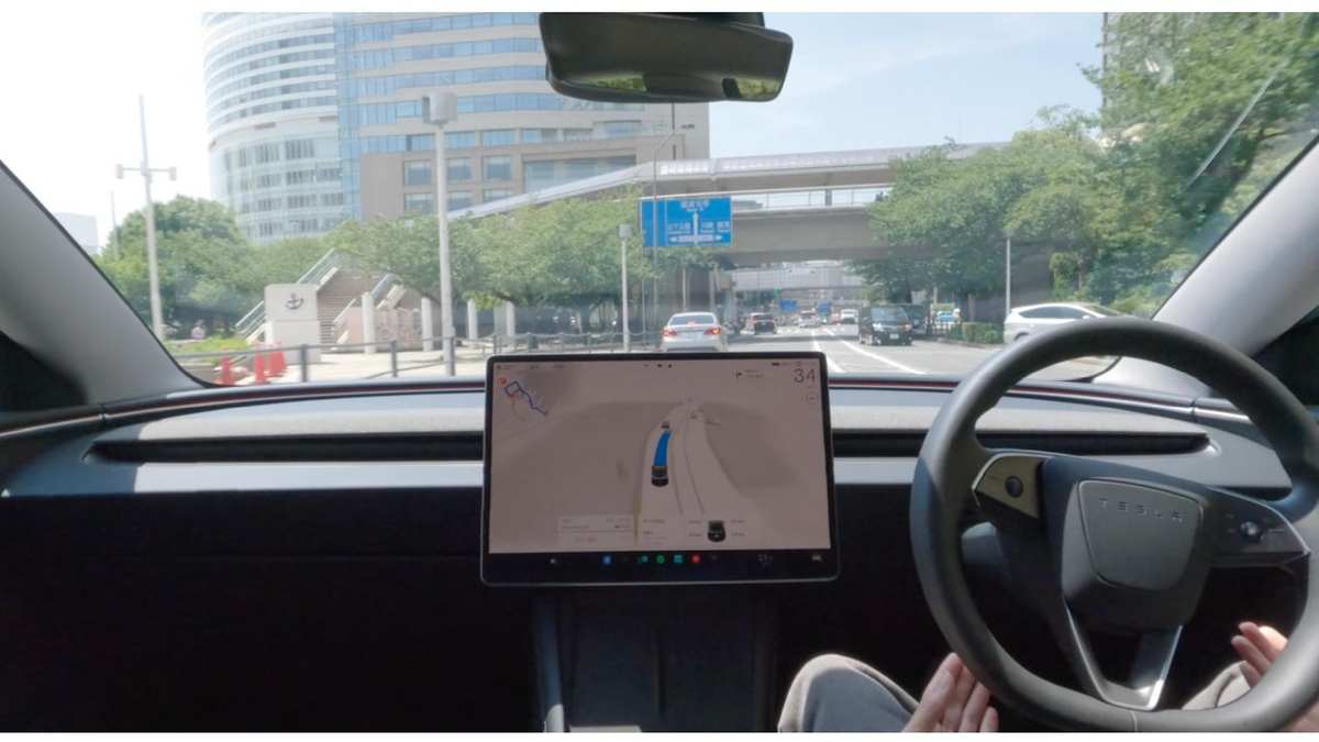 Interiorul unui Tesla Model 3 în timpul unui test FSD (Supervised) pe o stradă din Japonia