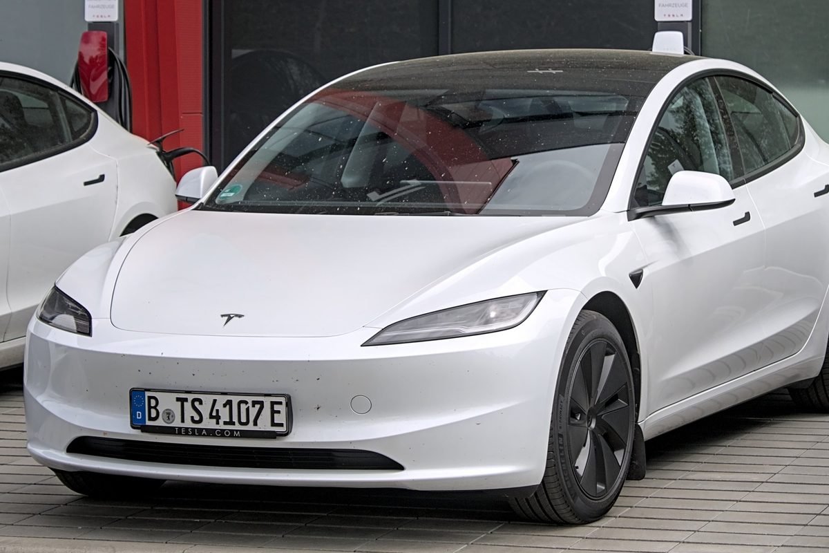 Tesla Model 3 alb, versiunea Highland, văzut din față, cu farurile LED subțiri, parcat în Neu-Ulm, Germania