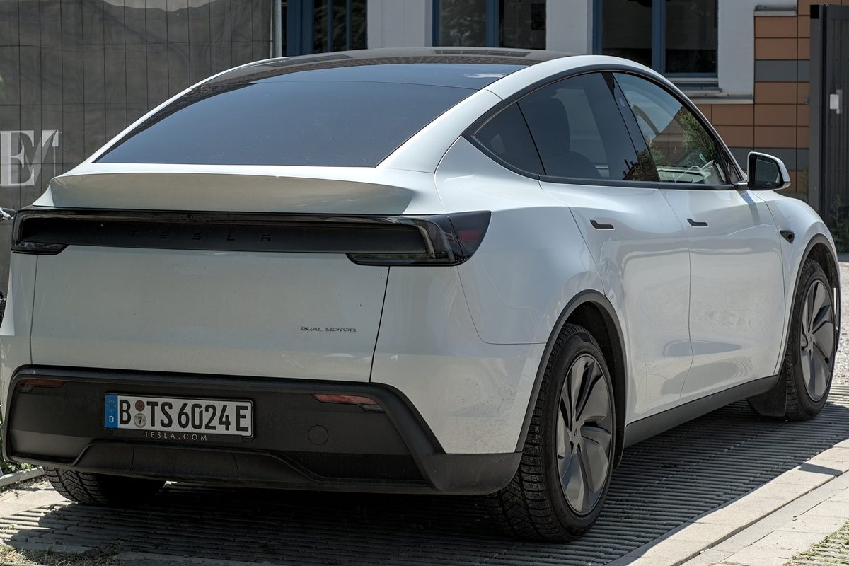 Tesla Model Y alb, versiunea 2025 cu tracțiune integrală Dual Motor, parcat pe o stradă din Germania