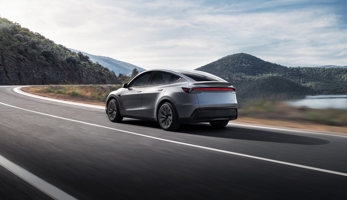 Tesla Model Y gri pe un drum de munte