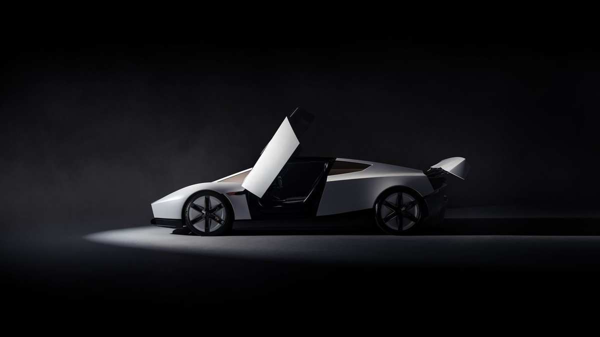 Tesla Roadster alb cu ușile ridicate, văzut din lateral, într-un studio întunecat