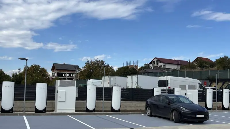 Stația Tesla Supercharger de la Brătuleni, cu stâlpi V4 și un Tesla Model Y la încărcat