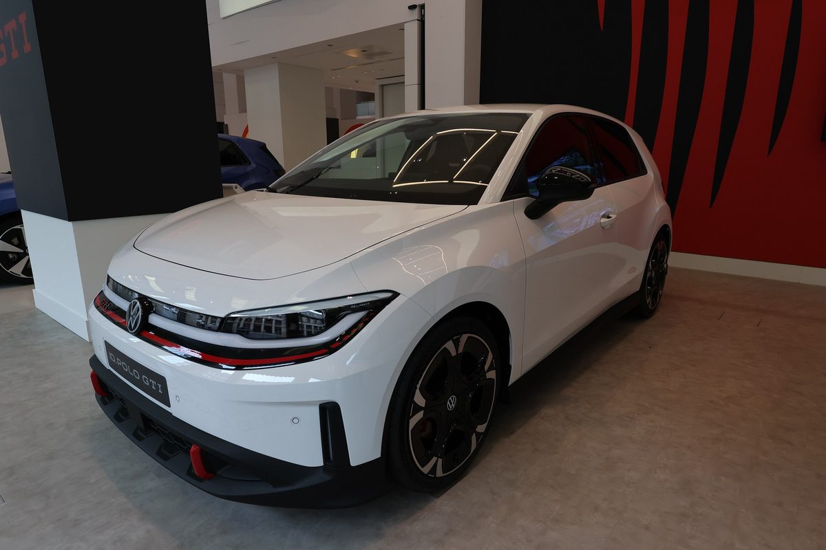 Volkswagen ID. Polo GTI alb, cu dunga roșie în față și jante negre, expus la DRIVE. Volkswagen Group Forum din Berlin
