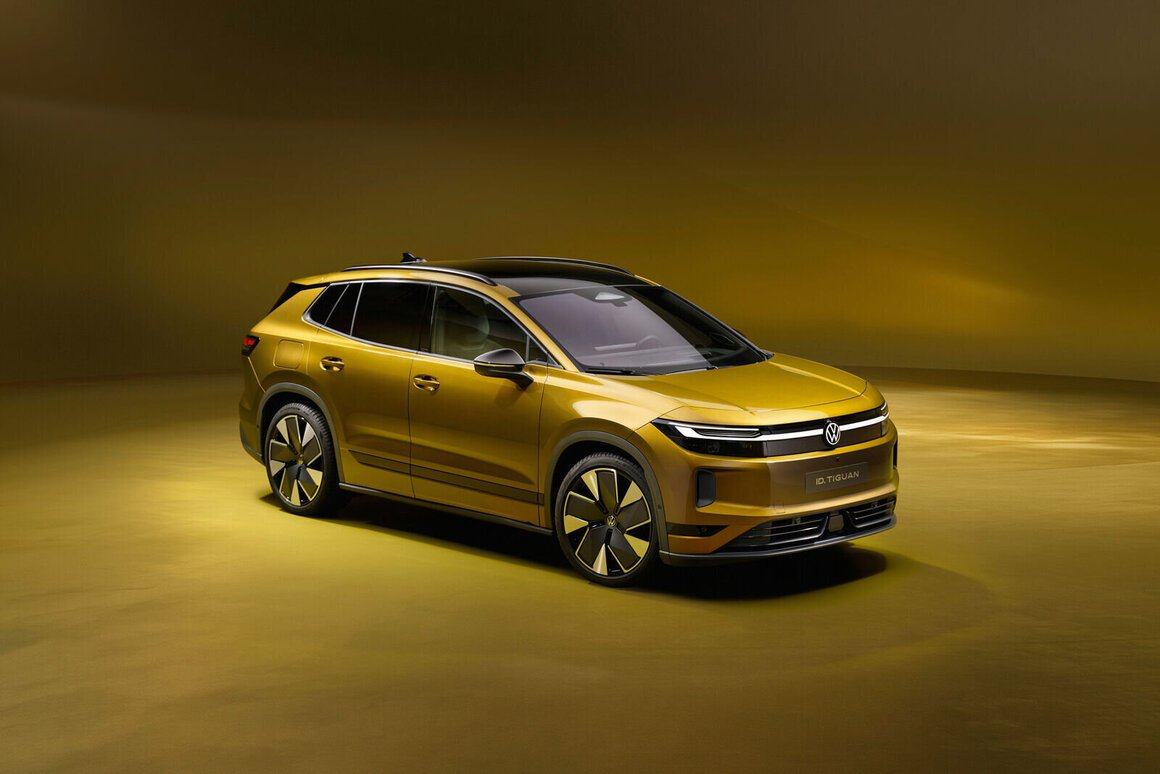 Noul Volkswagen ID. Tiguan în culoare aurie, văzut din față-lateral, în studio