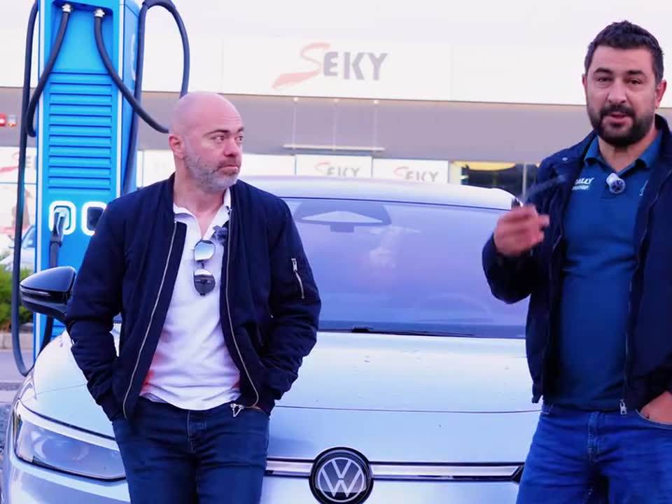 The ARES CLUB crew next to the Volkswagen ID.7 at an ElDrive station before leaving Timișoara
